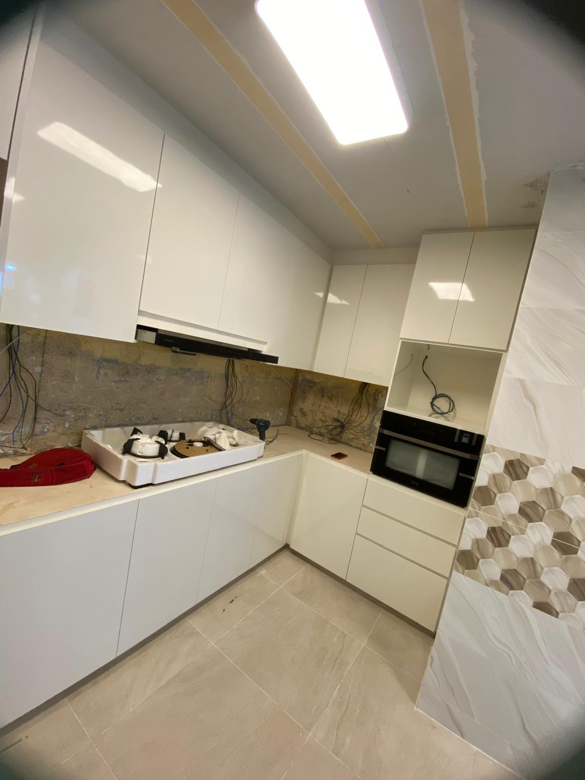 White gloss kitchen with hexagon feature tiling